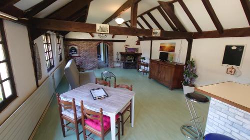 une pièce avec une table et des chaises dans un bâtiment dans l'établissement le marly's, à Wasigny