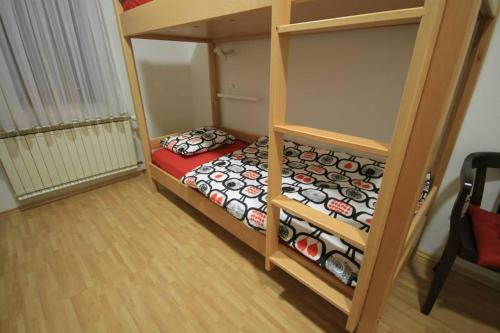 pennywise homestay hostel في مدينة دافاو: غرفة نوم صغيرة مع سرير بطابقين مع سرير نقّال
