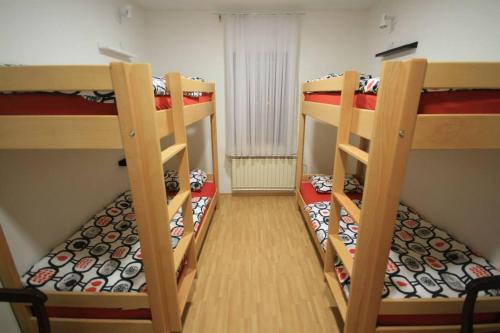 pennywise homestay hostel في مدينة دافاو: غرفة صغيرة بها سريرين بطابقين