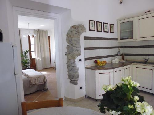 eine Küche mit einer Steinmauer in einem Zimmer in der Unterkunft Villa il Poderino in Marina di Campo
