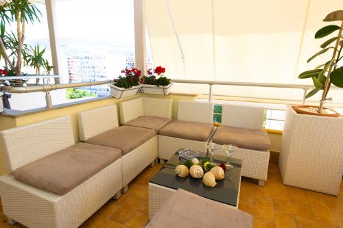 a room with couches and a table with fruit on it at Hana apartament hot tub in Vlorë