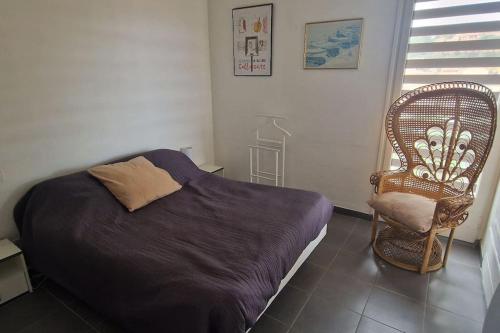科利尤爾的住宿－T2-au calme-terrasse-place de parking attitrée，一间卧室配有一张床和一把椅子