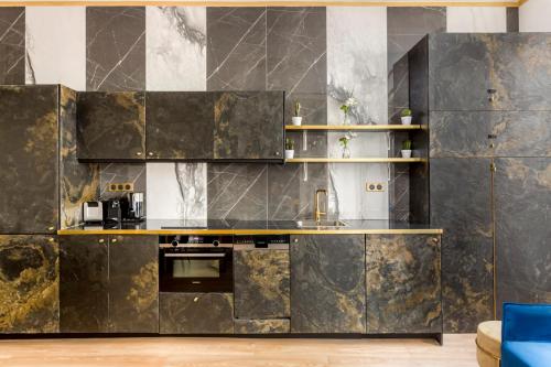cocina con pared de mármol negro en Luxury 3 bedroom 2 bathroom apartment - Louvre, en París