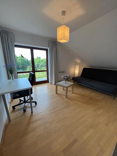 ein Wohnzimmer mit einem Sofa und einem Tisch in der Unterkunft Dom pod klonami in Szczytno