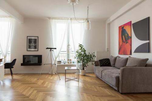 a living room with a couch and a tv at Old Town Heart X Luxury - Piekna in Warsaw
