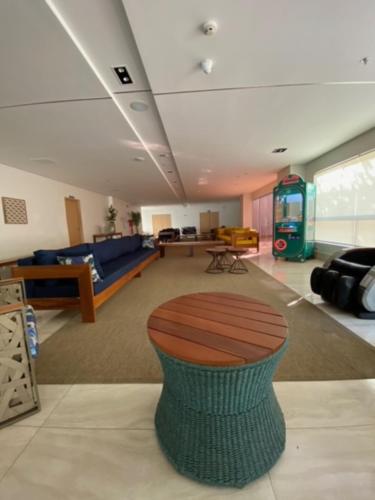 Park Veredas Flat Service في ريو كوينتي: غرفة معيشة مع مزهرية على الأرض