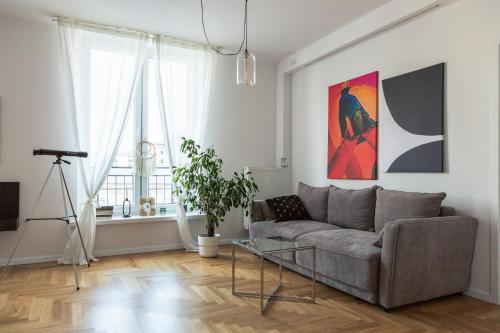 ein Wohnzimmer mit einem Sofa und einem Glastisch in der Unterkunft Old Town Heart X Luxury - Piekna in Warschau