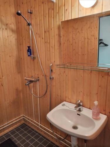 a bathroom with a sink and a shower at Saunallinen rivitalo yksiö in Heinävesi