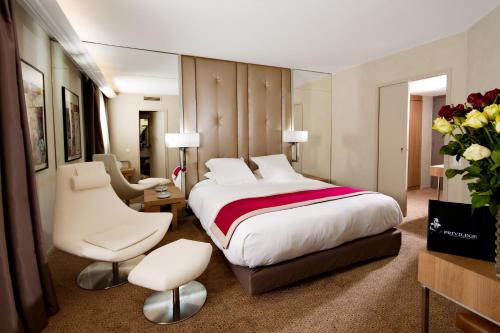 Кровать или кровати в номере Hôtel Mermoz