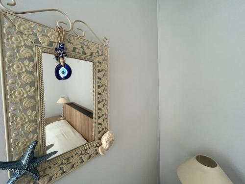 um espelho pendurado numa parede com uma estrela-do-mar em Appartement proche mer - Narbonne Plage 4LP2A5 em Narbonne Plage