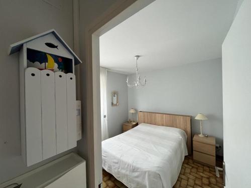 um quarto com uma cama branca e um armário branco em Appartement proche mer - Narbonne Plage 4LP2A5 em Narbonne Plage