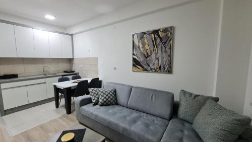 a living room with a couch and a kitchen at RELAX LUX AKVA PARK 2(K-KOMPLEX) in Jagodina
