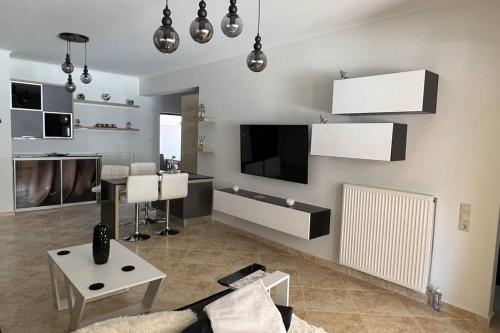 TV/trung tâm giải trí tại Anna Kavros luxury apartment