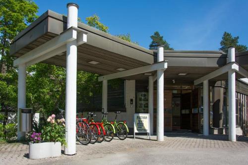 a group of bikes parked in front of a building at Hotelli Viikinhovi in Keuruu