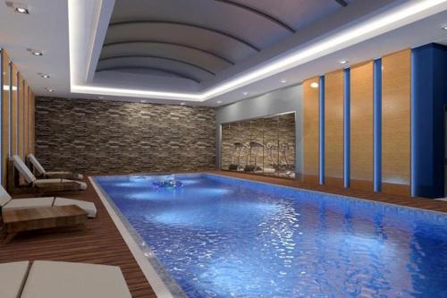 a large swimming pool in a hotel room at SELAM REZİDANCE BUİLDİNG LUXURY APARTMENT in Hamitler