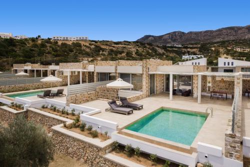 vista aerea di una casa con piscina di Orelia Luxury Villas ad Amoopi