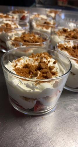 un dessert dans un plat de verre sur une table dans l'établissement Hôtel Restaurant La Renaissance, à Saint-Cirgues-en-Montagne