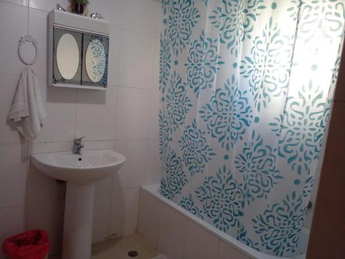 y baño con cortina de ducha y lavamanos. en Private Apartment in Caribe Dominicus 3 SOLO ADULTOS, en La Laguna