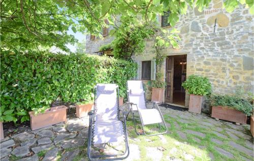 a group of chairs sitting in front of a building at Beautiful Apartment In Loc, Scalabrelli in Catabbio