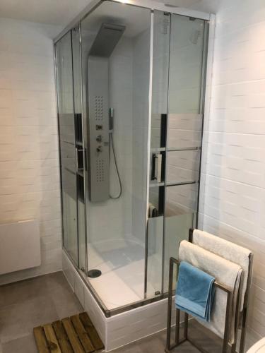 a glass shower in a bathroom with a chair at Jouy-aux-Arches : 10km Metz - Appartement rénové duplex 75m2 - Proximité A31 et toutes commodités in Jouy-aux-Arches