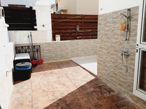 ein Bad mit einer Dusche, einem WC und einem Waschbecken in der Unterkunft Efterpis12 St. House in Paralimni