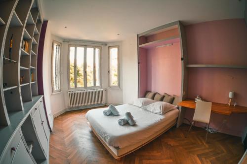 une chambre avec un lit avec deux serviettes dessus dans l'établissement Le sérénité - T3 en maison de ville avec piscine, à Annecy