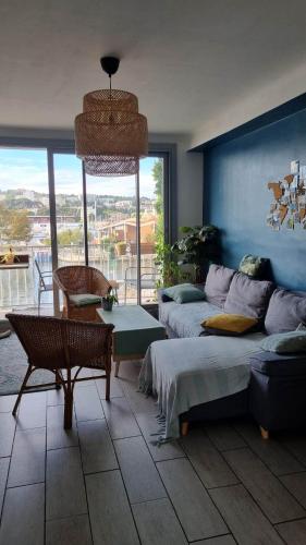 un salon avec un lit, un canapé et une table dans l'établissement Martigues centre, à Martigues