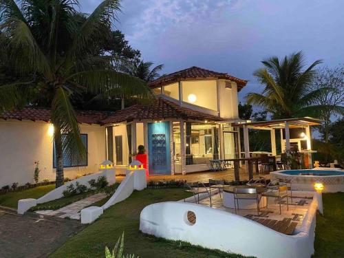 una casa con piscina delante en Casa Delfi, Hermosa vista, Jacuzzi e Praia , Buzios, en Búzios