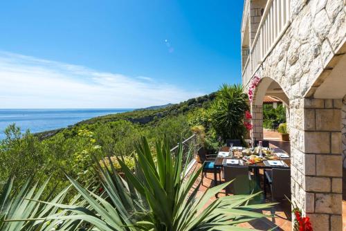 Private Seaside Villa Sleeps 10 with Infinity Pool