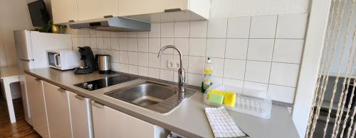 eine Küche mit einer Spüle und einer Arbeitsplatte in der Unterkunft ELENA flat LILIE, Oberhausen Zentrum CentrO Westfield in Oberhausen