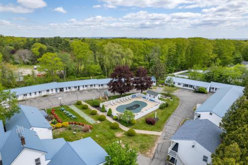 Bazén v ubytování Ne'r Beach Motel nebo v jeho okolí