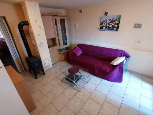 una sala de estar con un sofá púrpura en una habitación en Apartment in Veprinac en Veprinac