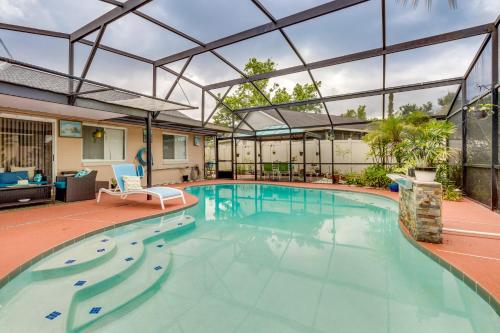 Kolam renang di atau dekat dengan 25 Mi to Disney Home with Shared Pool in Orlando