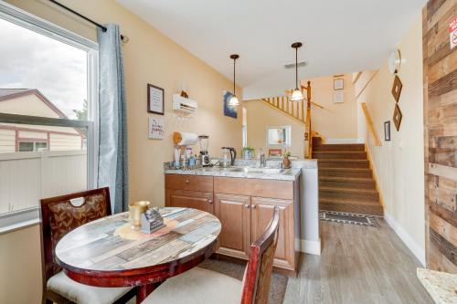 Dapur atau dapur kecil di 25 Mi to Disney Home with Shared Pool in Orlando