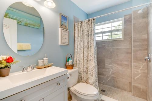 Bilik mandi di 25 Mi to Disney Home with Shared Pool in Orlando