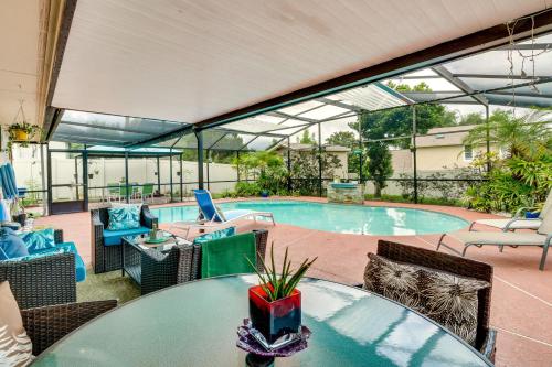 Kolam renang di atau dekat dengan 25 Mi to Disney Home with Shared Pool in Orlando