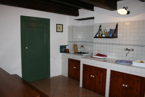 Kuchyň nebo kuchyňský kout v ubytování Villa dei leoni