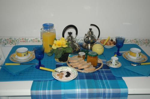 a table with a blue table cloth with food and drinks at Il Giardino di Matilde in Perugia
