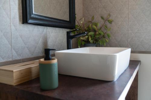 a white sink sitting on a counter next to a mirror at Istvándy Birtok in Káptalantóti