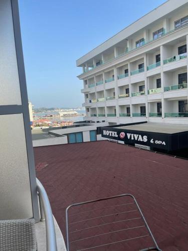 uma vista para um grande edifício com um pátio de tijolos vermelhos em Sunset Apartment em Durrës