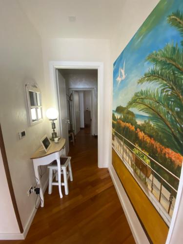 un pasillo con una pintura en la pared en b&b by family L&G, en Vibo Valentia Marina