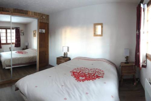 een slaapkamer met een bed en een spiegel bij Mon refuge face au Mont Blanc in Saint-Gervais-les-Bains