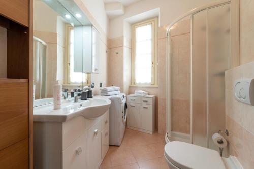uma casa de banho com um lavatório, um WC e um chuveiro em Green House Regatola by Wonderful Italy em Bellagio