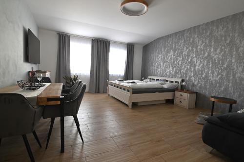 - une chambre avec un lit et une table ainsi qu'une salle à manger dans l'établissement Ubytování Bowling, à Velké Pavlovice