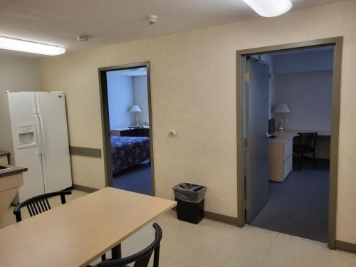 Residence & Conference Centre - Windsorにあるキッチンまたは簡易キッチン