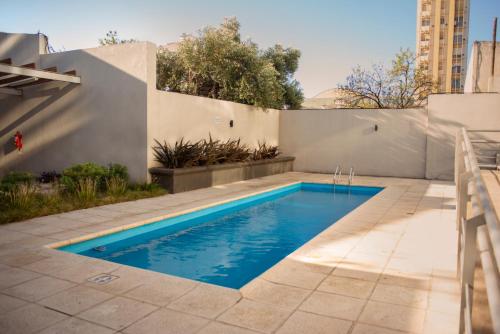 a swimming pool in the backyard of a house at Departamento Premium con cochera y piscina in Bahía Blanca