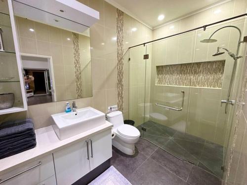 La salle de bains est pourvue de toilettes, d'un lavabo et d'une douche. dans l'établissement View Talay Villas - Luxury 1BR pool villa nr beach - VTV 170, à Jomtien Beach
