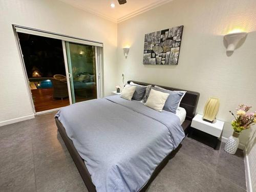- une chambre avec un grand lit et une grande fenêtre dans l'établissement View Talay Villas - Luxury 1BR pool villa nr beach - VTV 170, à Jomtien Beach