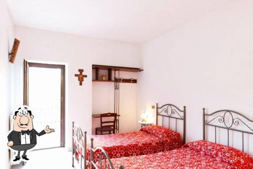 sypialnia z 2 łóżkami i kreskówką w obiekcie Agriturismo Giacomo Alberione w mieście Roccavivara