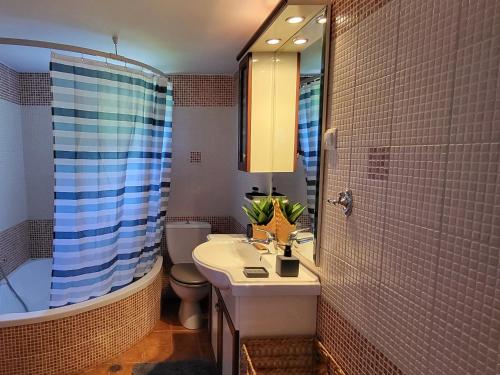 Kylpyhuone majoituspaikassa Omikron